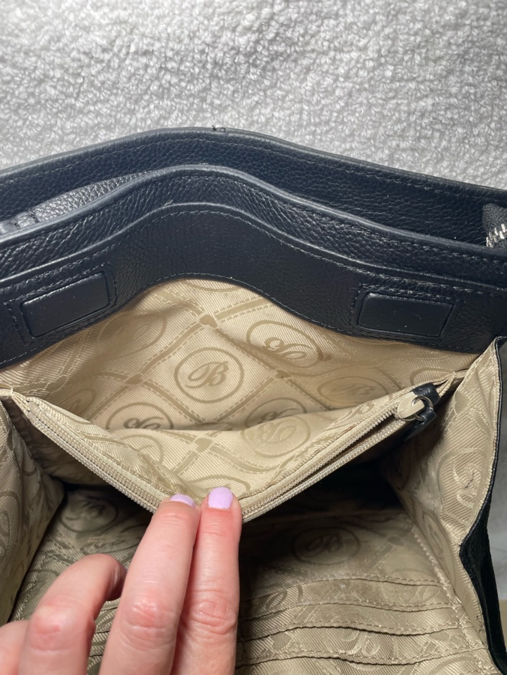 BRIGHTON FERRARA BLACK MEDALLION MAGNETIC CLOSE HIDDEN ORGANIZER CROSSBODY - Picture 5 of 15